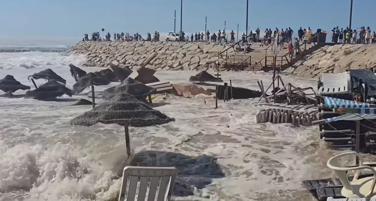 Ondas levaram palhotas e espreguiçadeiras