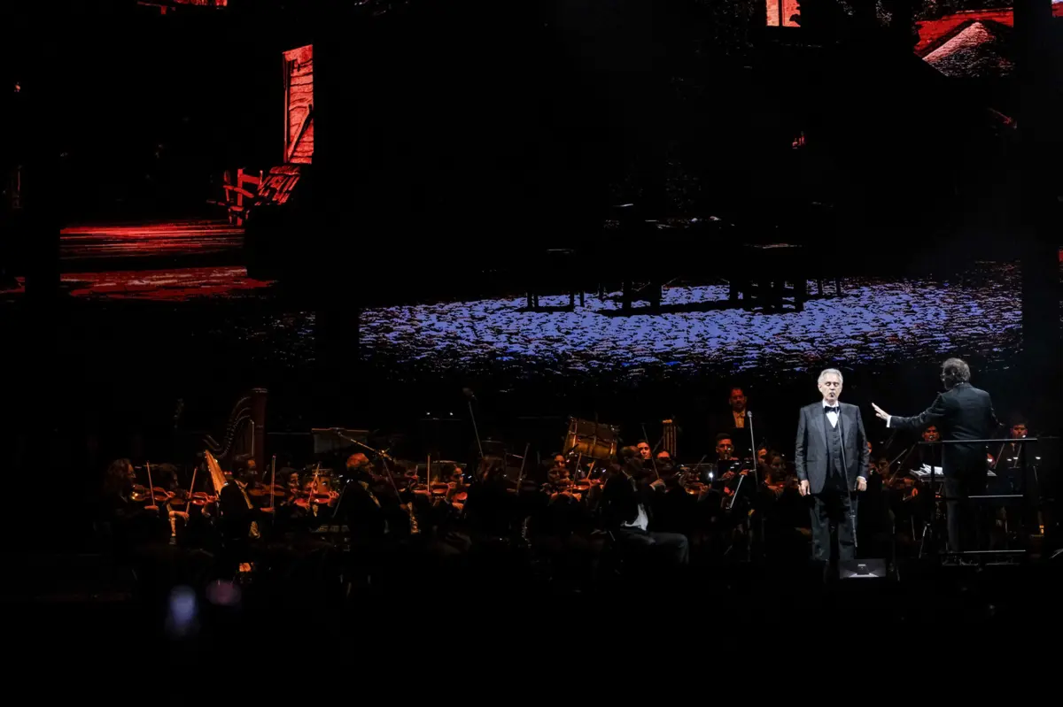 Tenor Italiano Andrea Bocelli atuou com a Orquestra Filarmonia das Beiras e um majestoso coro de 80 vozes.