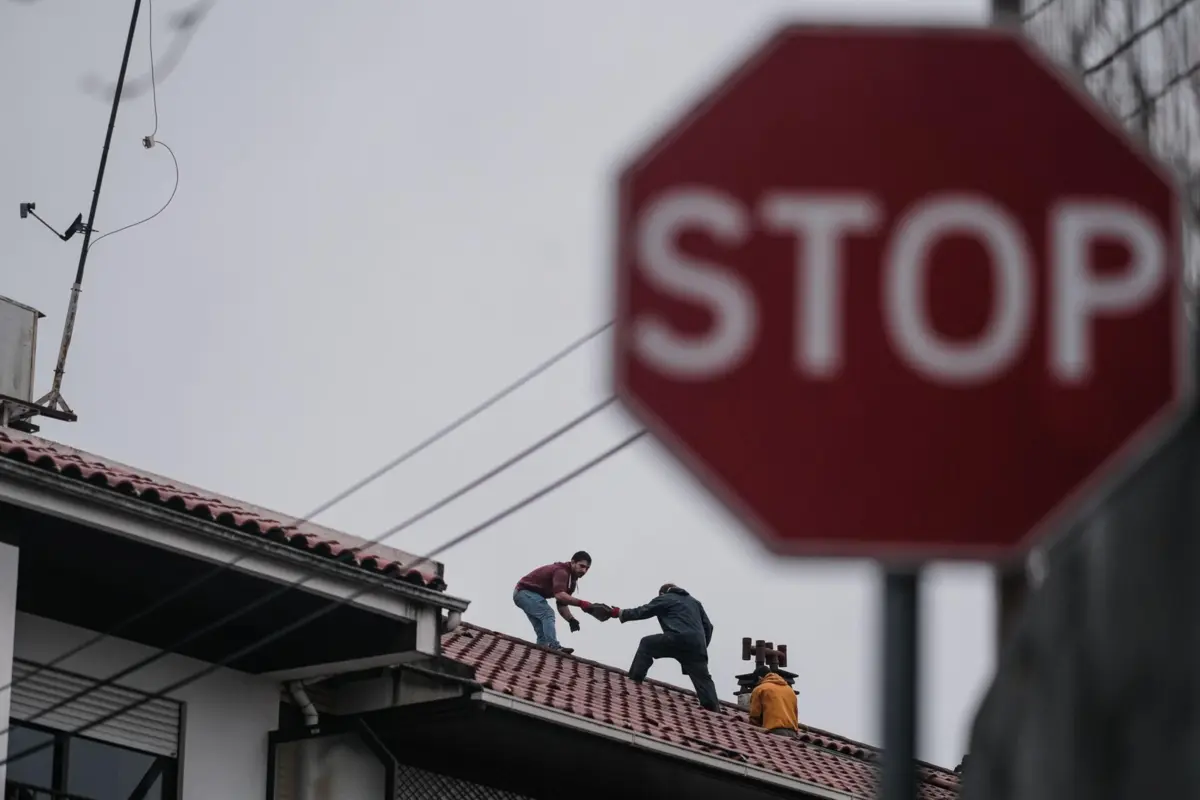 As duas quedas mortais de pessoas que tentavam reparar telhados danificados pela tempestade Kristin motivaram um aviso por parte da GNR, que lembra que "trabalhos em altura comportam riscos elevados e podem ter consequências irreversíveis"