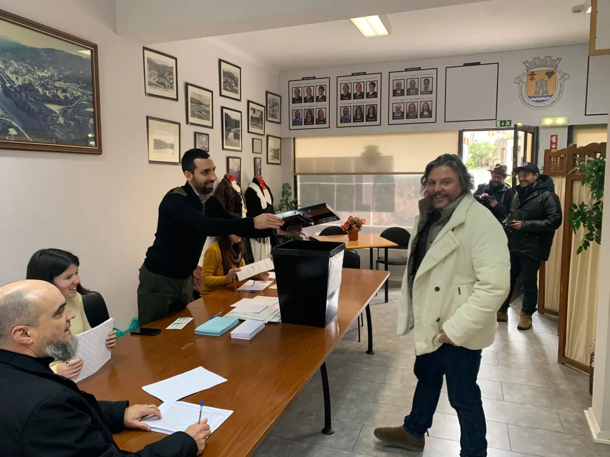 Imagem de contexto do artigo Equipa de filmagens de César Mourão duplica voto antecipado em Arcos de Valdevez