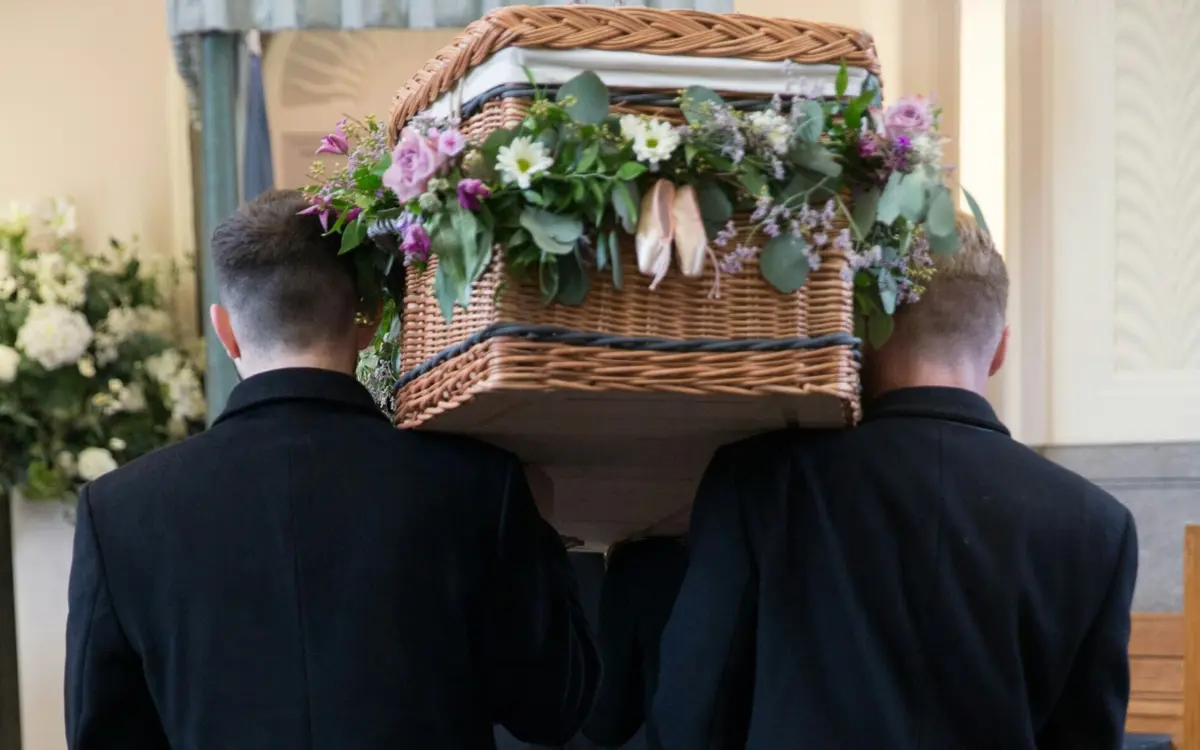 O contacto diário com a morte pode constituir-se como desgastante e pode, ao mesmo tempo, evocar perdas do próprio profissional