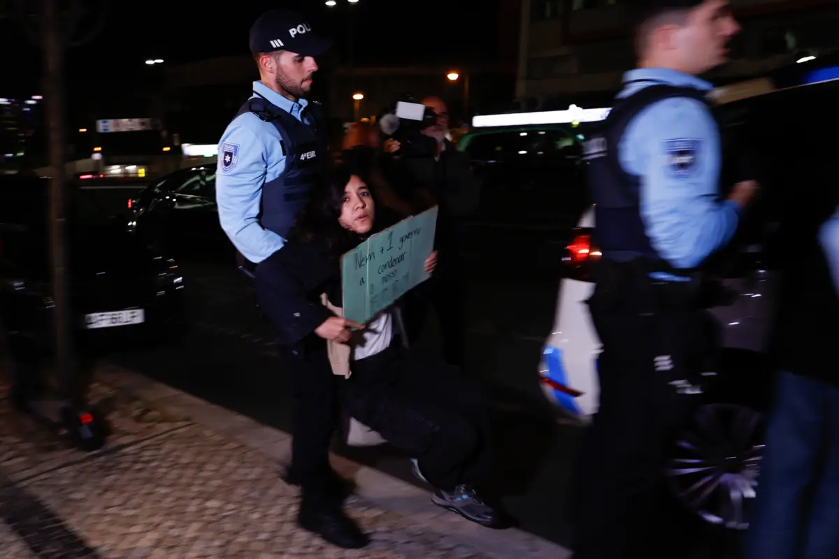 Imagem de contexto do artigo Imagens: ativistas climáticos na sede da AD detidos pela PSP