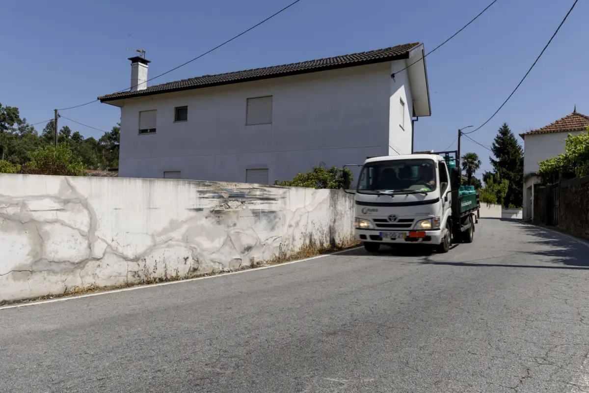 Muro com marcas visíveis de muitos embates