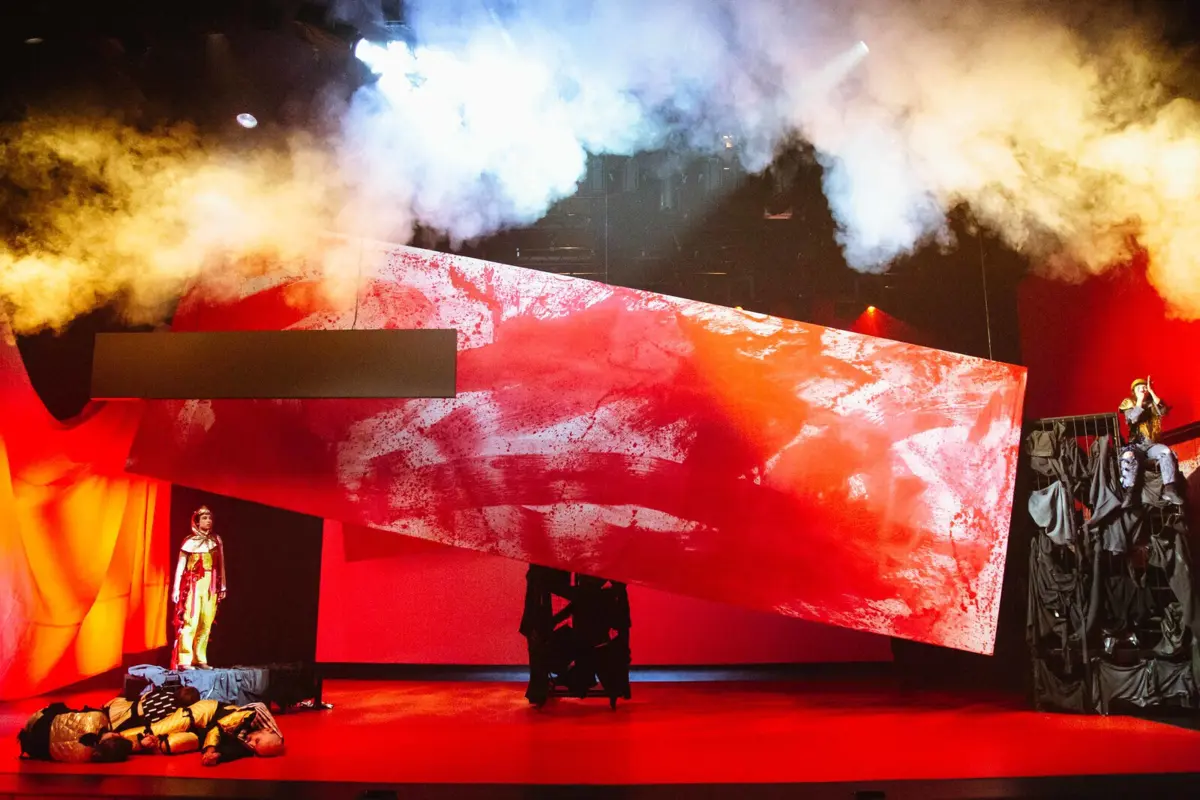 "Ricardo III" é um espetáculo de teatro dinâmico e, a vários títulos, surpreendente.