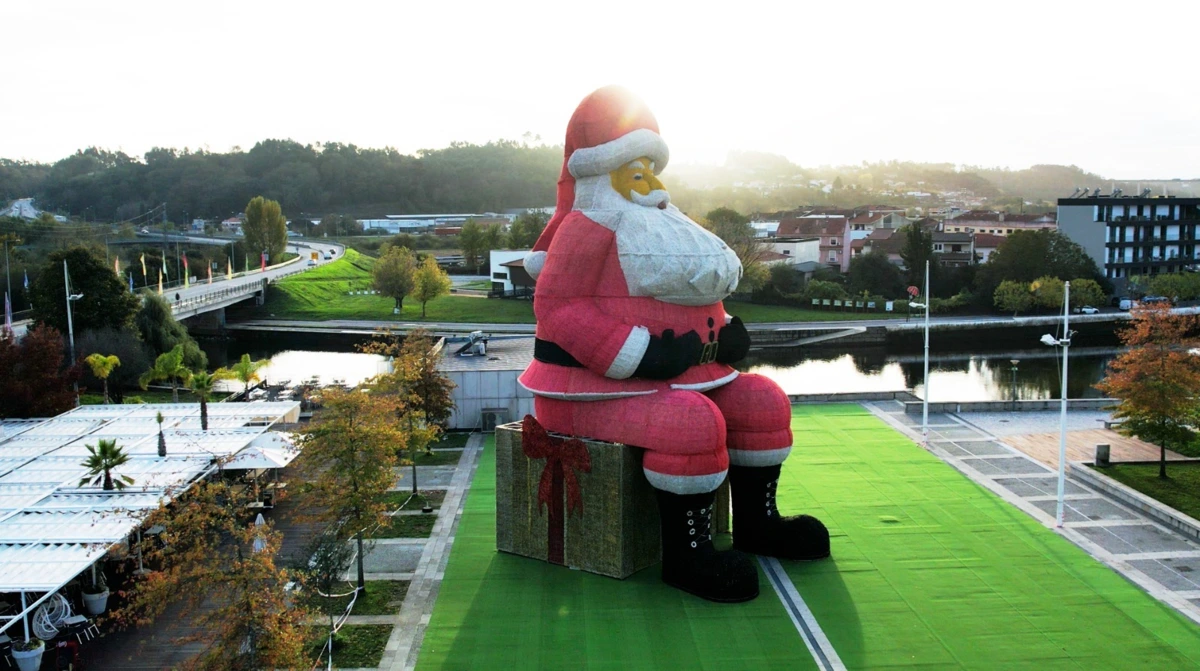 O Pai Natal gigante, com 21 metros de altura, já "domina" a cidade