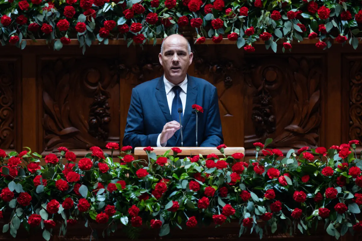 Paulo Raimundo durante a cerimónia de comemoração dos 50 anos do 25 de Abril, no Parlamento