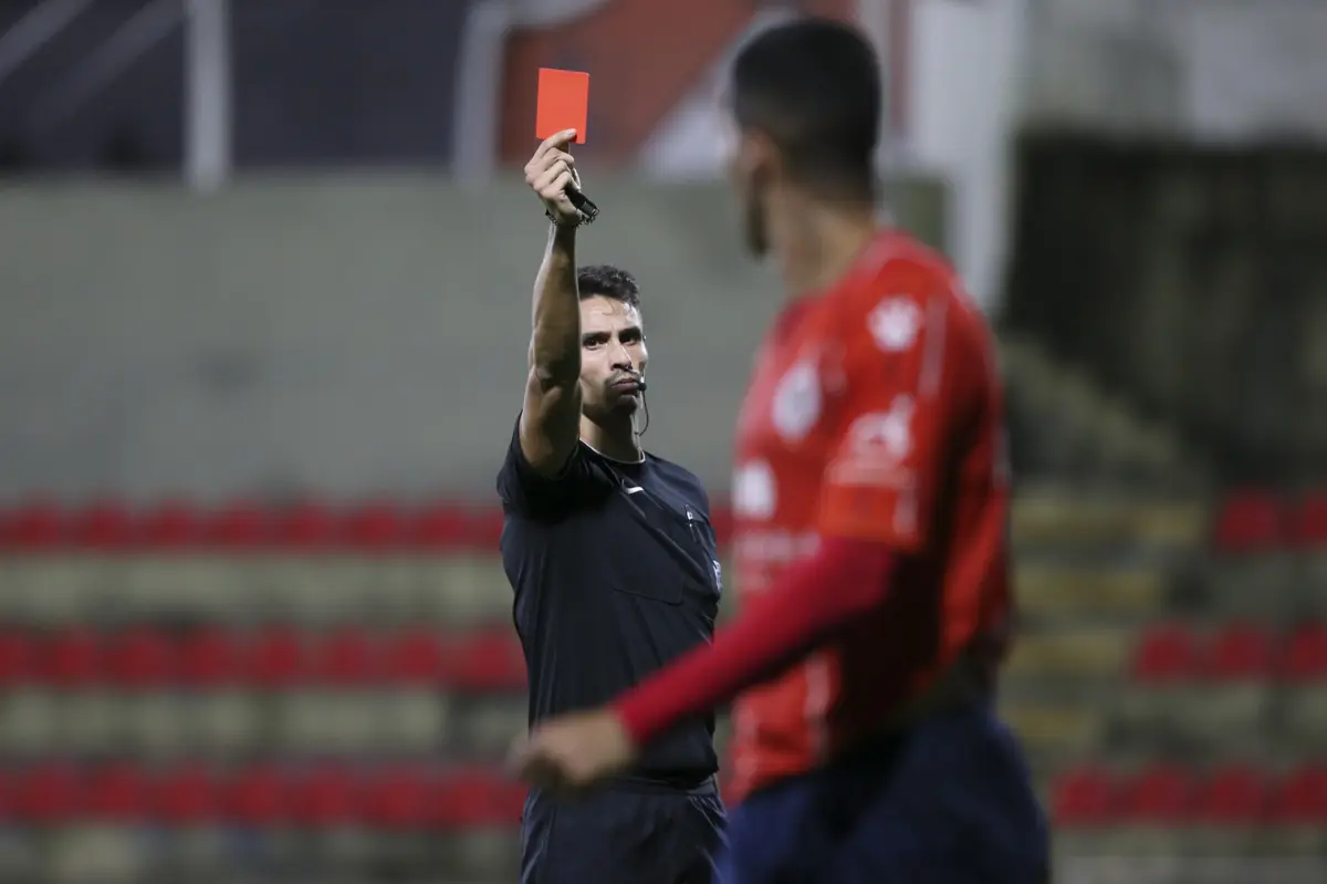 Imagem de contexto do artigo Dos cartões às conversas do VAR: seis grandes mudanças na arbitragem