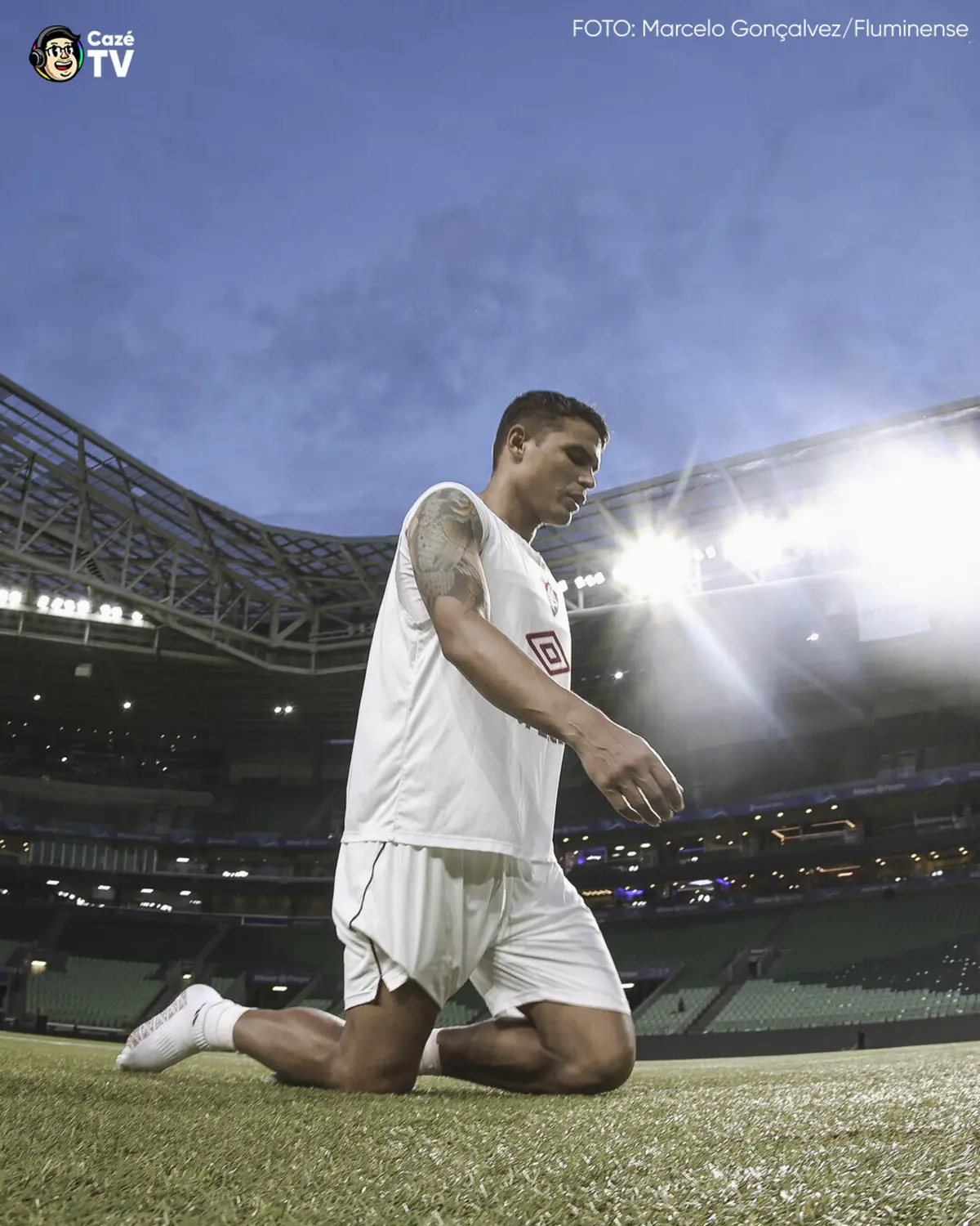 Thiago Silva de joelhos no relvado