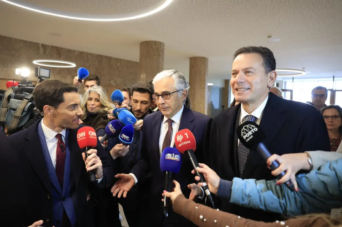 Aguiar-Branco e Montenegro à chegada ao Hospital de São João cerca das 14 horas