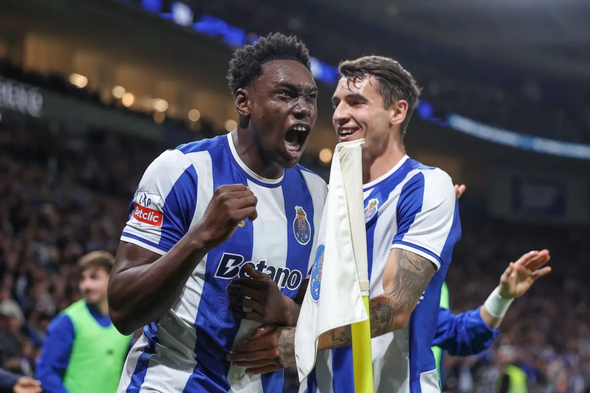 Samu rematou e a bola desviou-se em Rodrigo Mora antes de entrar na baliza, no primeiro golo dos azuis e brancos