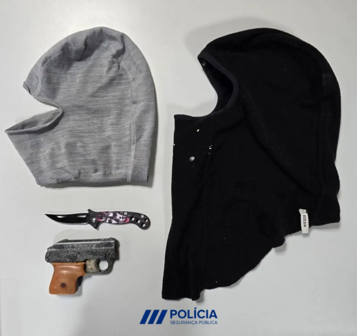 Dupla tinha na sua posse uma arma de alarme, balaclavas e uma navalha