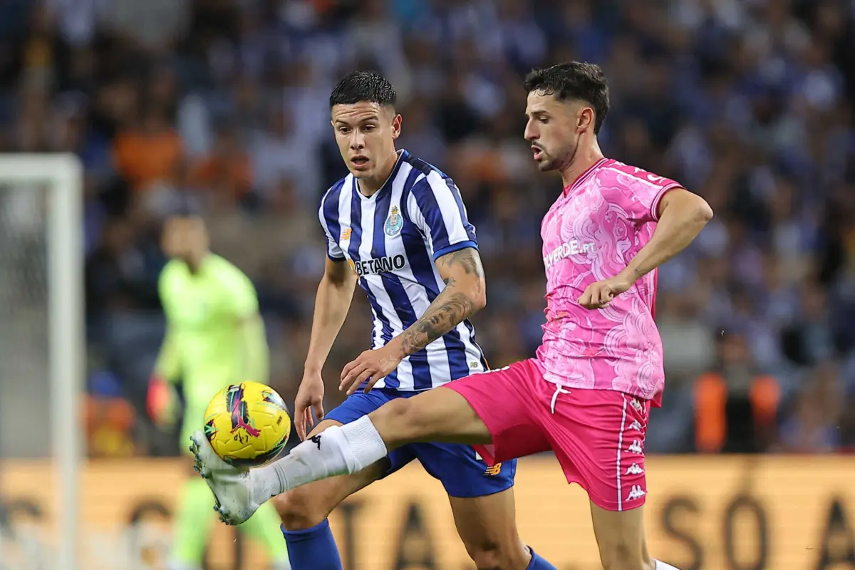 Nehuen Pérez em ação no jogo do F. C. Porto com o Estoril
