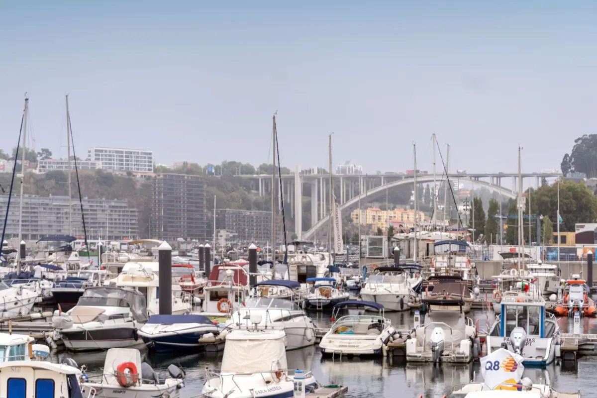 O homem tinha chegado àquela zona a bordo de um veleiro