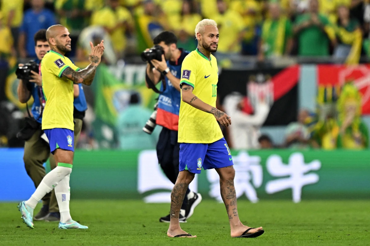 Dani Alves e Neymar ao serviço da seleção brasileira de futebol