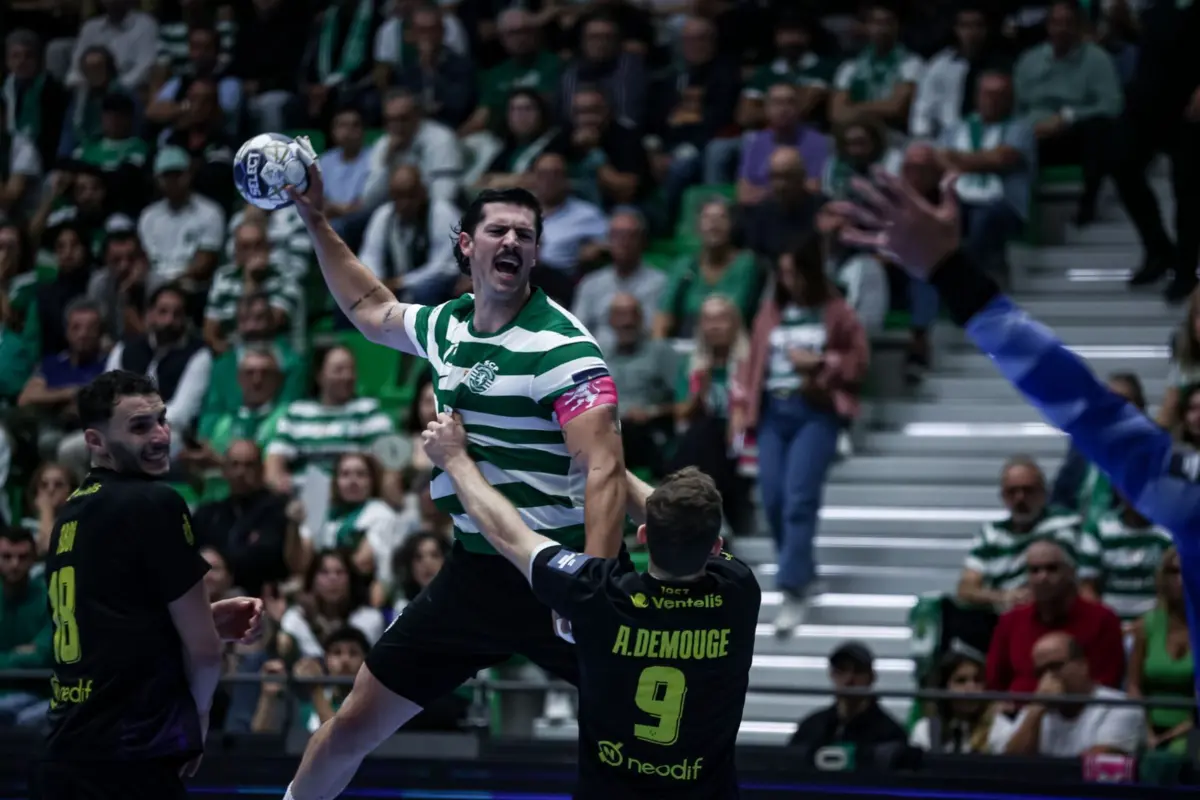 Salvador Salvador, autor de quatro golos, embate na forte defesa do Nantes