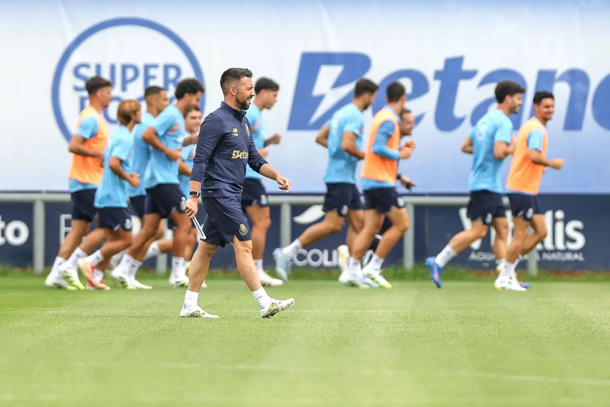 Farioli continua o trabalho com os dragões