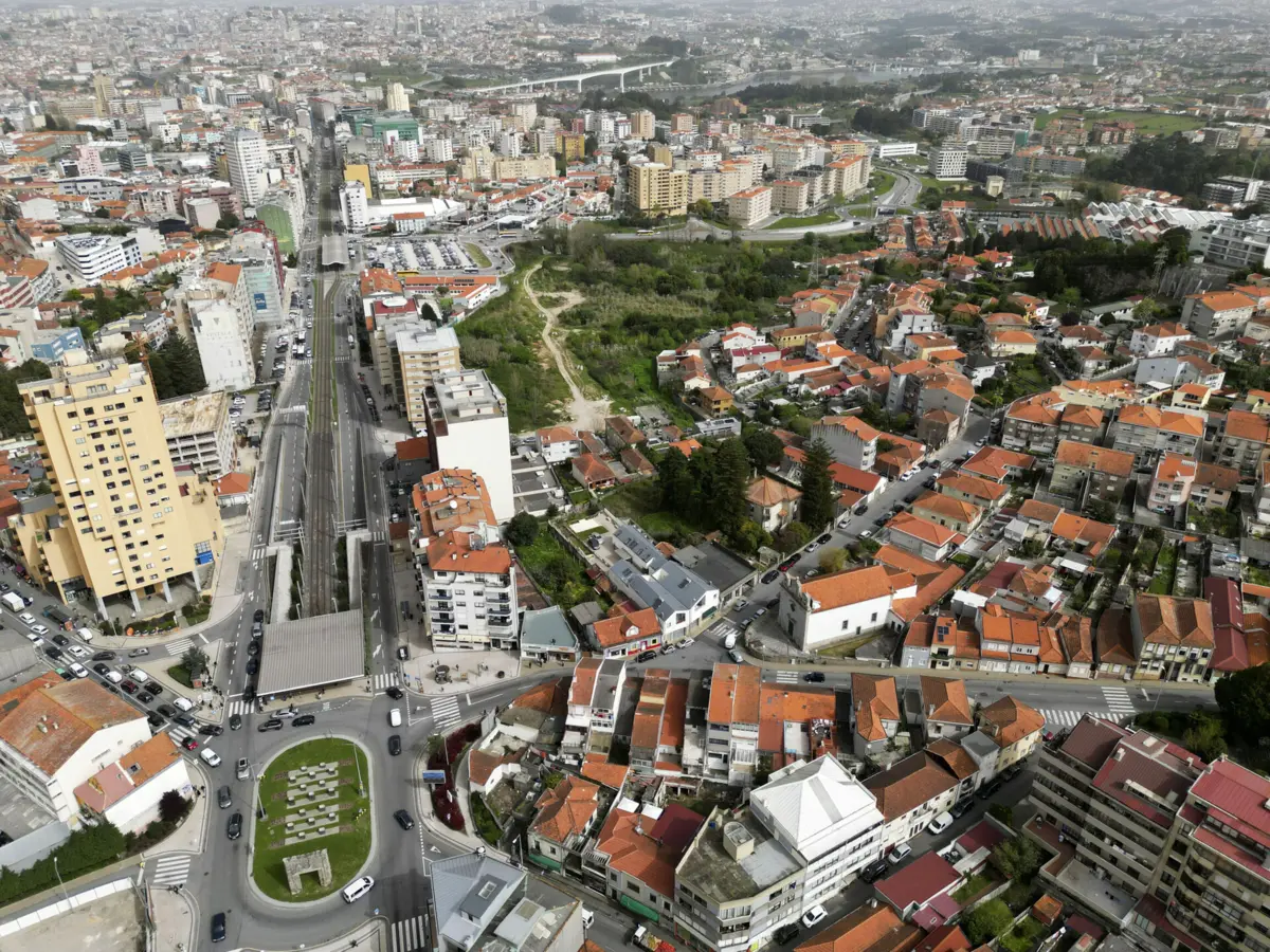 Terreno por onde vai passar o TGV entre D. João II e Santo Ovídio