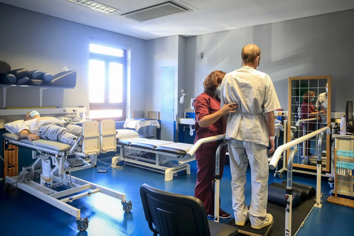 Quase metade dos utentes espera mais do que o previsto por consultas em hospital