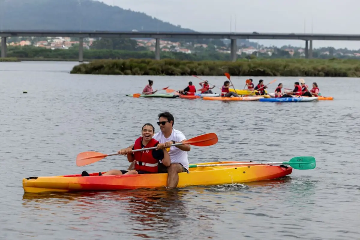 Afonso, aluno do 7.º ano, com o monitor Paulo Santos durante uma aula