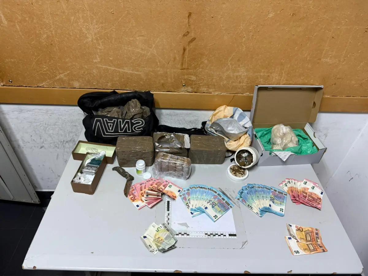 Polícia apreendeu mais de três quilos de droga e dinheiro