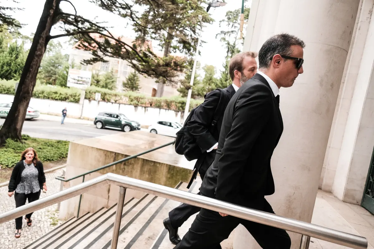 João Gonçalves com o advogado, à chegada do tribunal