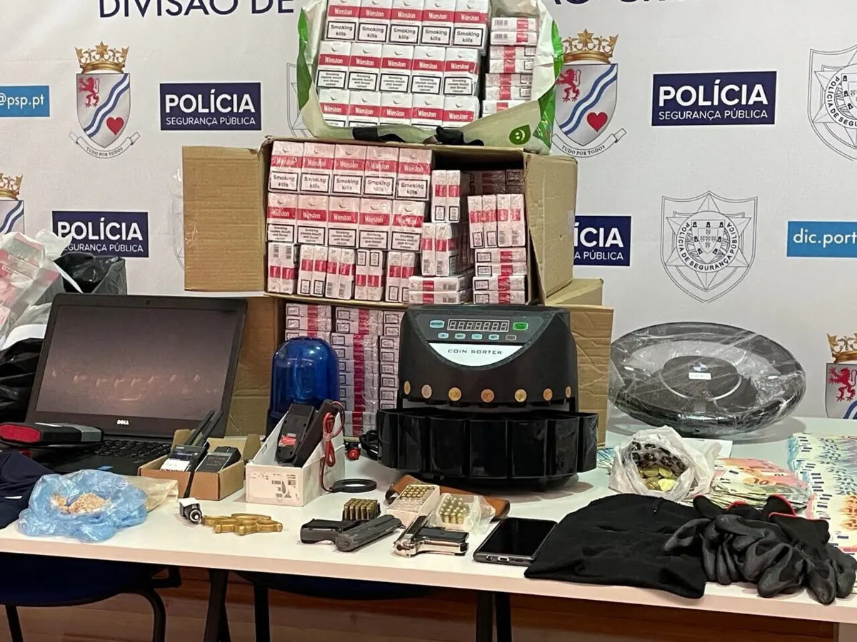 Artigos apreendidos aos arguidos nas buscas da PSP