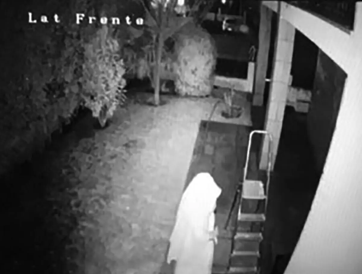 Mulher cobriu-se com lençol para nao ser reconhecida nas imagens de vidovigilância