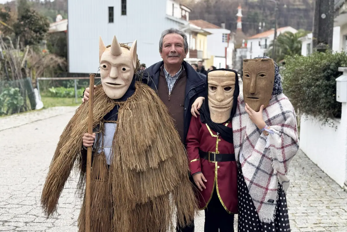 Atualmente há muita venda de máscaras e os artesãos empenham-se mais