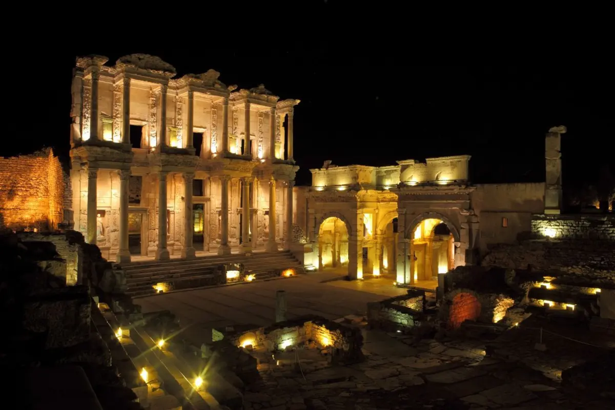 Ruínas de Éfeso, nas imediações de Izmir, podem ser visitadas durante a noite