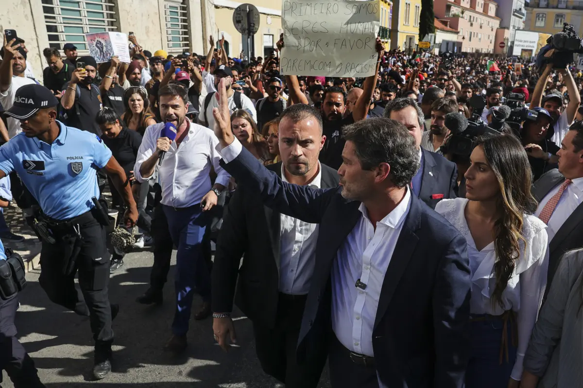 André Ventura acompanhado por Rita Matias, durante a manifestação nacional de imigrantes organizada pela Associação Solidariedade Imigrante e por um coletivo