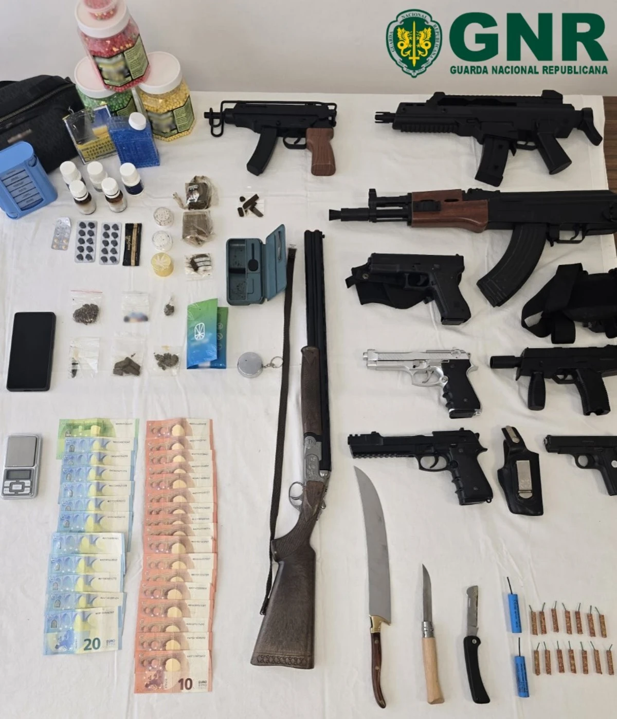 GNR deteve um homem e apreendeu droga e armas, em Matosinhos