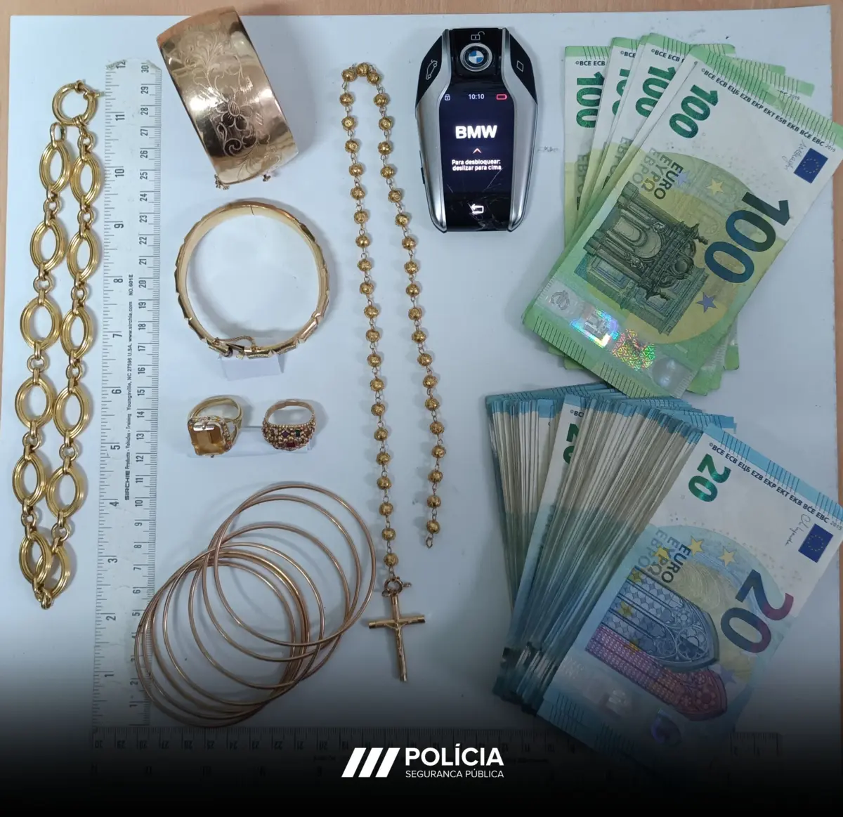 A PSP apreendeu 4.580 euros, artigos em ouro alegadamente roubados e um carro avaliado em cerca de 45 mil euros