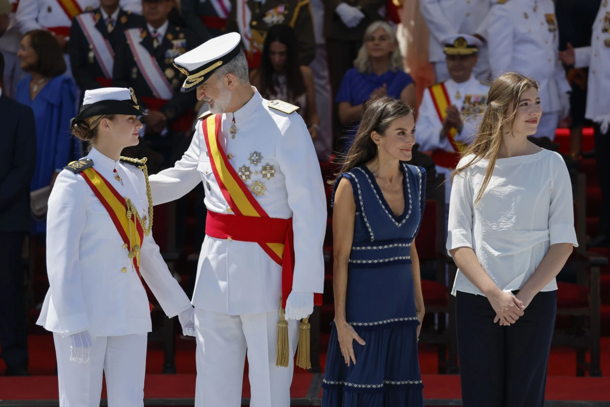 Princesa Leonor e a família durante a cerimónia, em Pontevedra, Espanha
