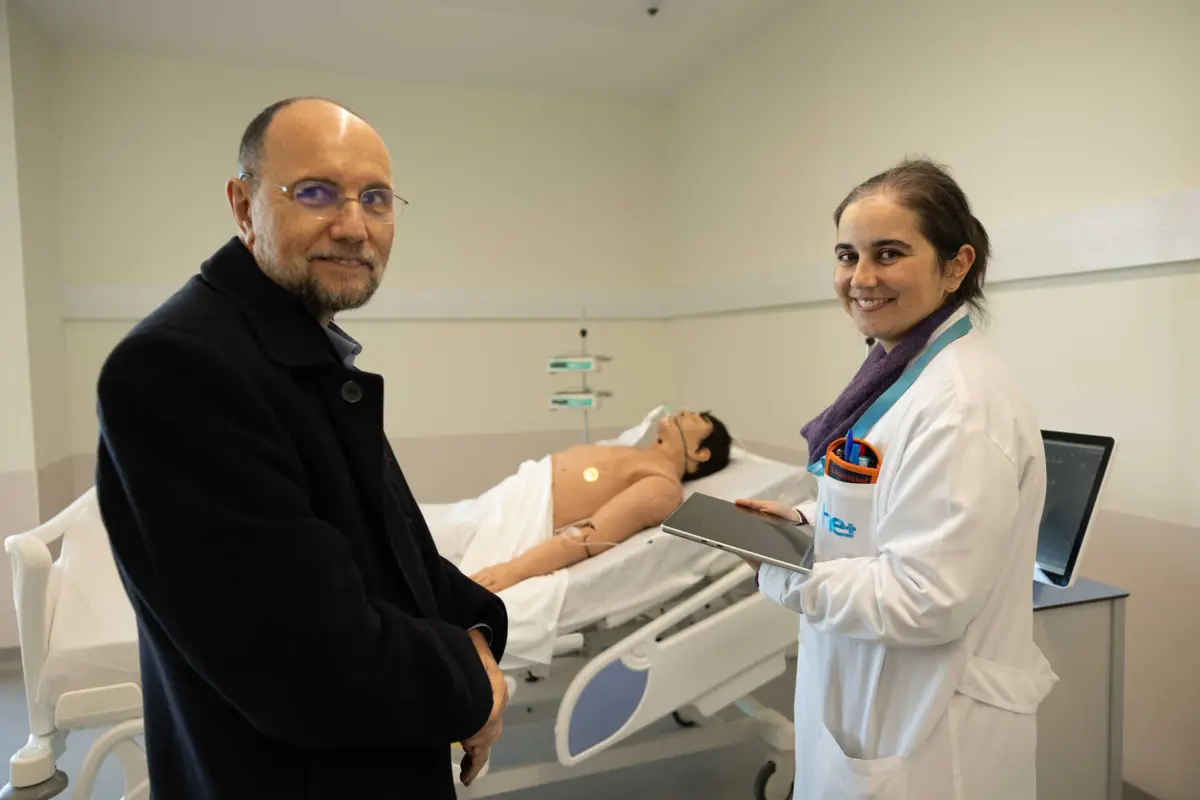 Lúcio Lara Santos (diretor) e Daniela Martins Mendes (coordenadora-adjunta) junto dos simuladores.