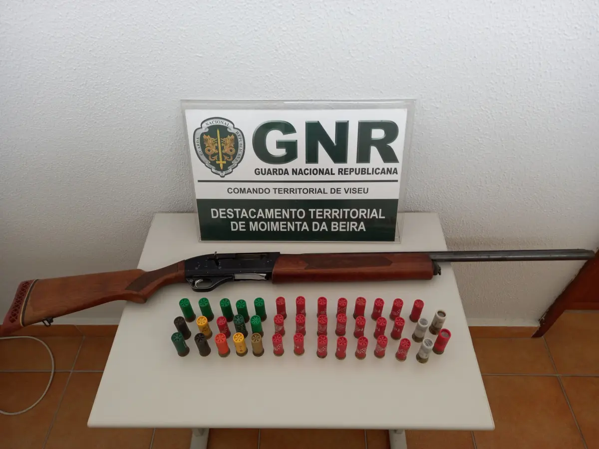 GNR apreendeu arma se munições a idoso detido por violência doméstica.
