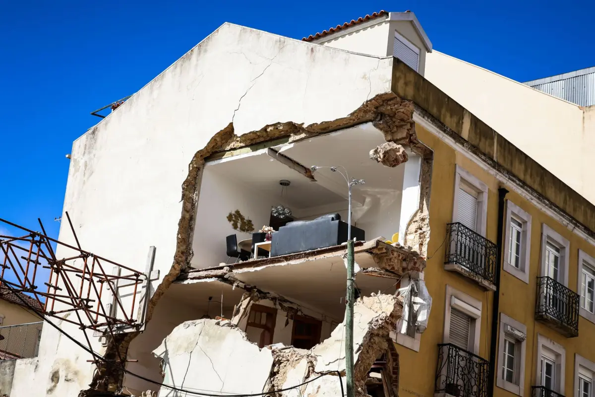 A fachada do prédio ruiu durante a madrugada