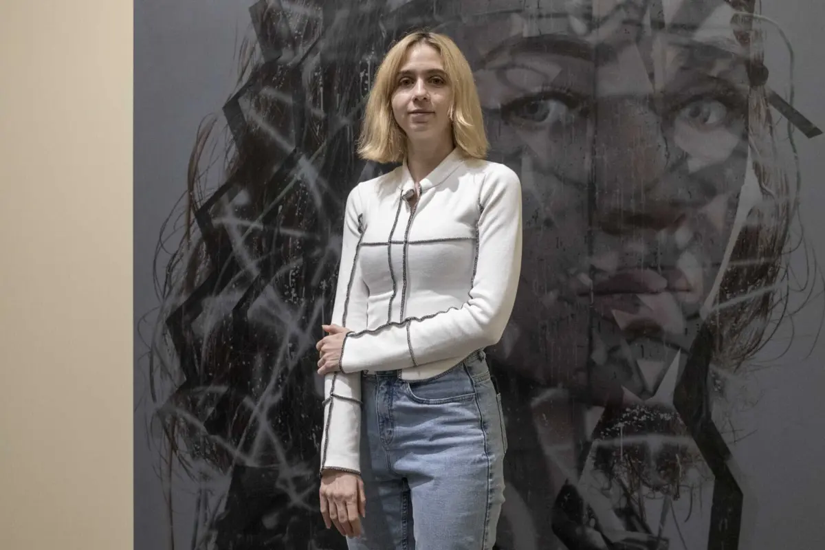 Avery Singer inaugura exposição "run_it_back.exe" em Serralves, que ficará patente até setembro de 2025.