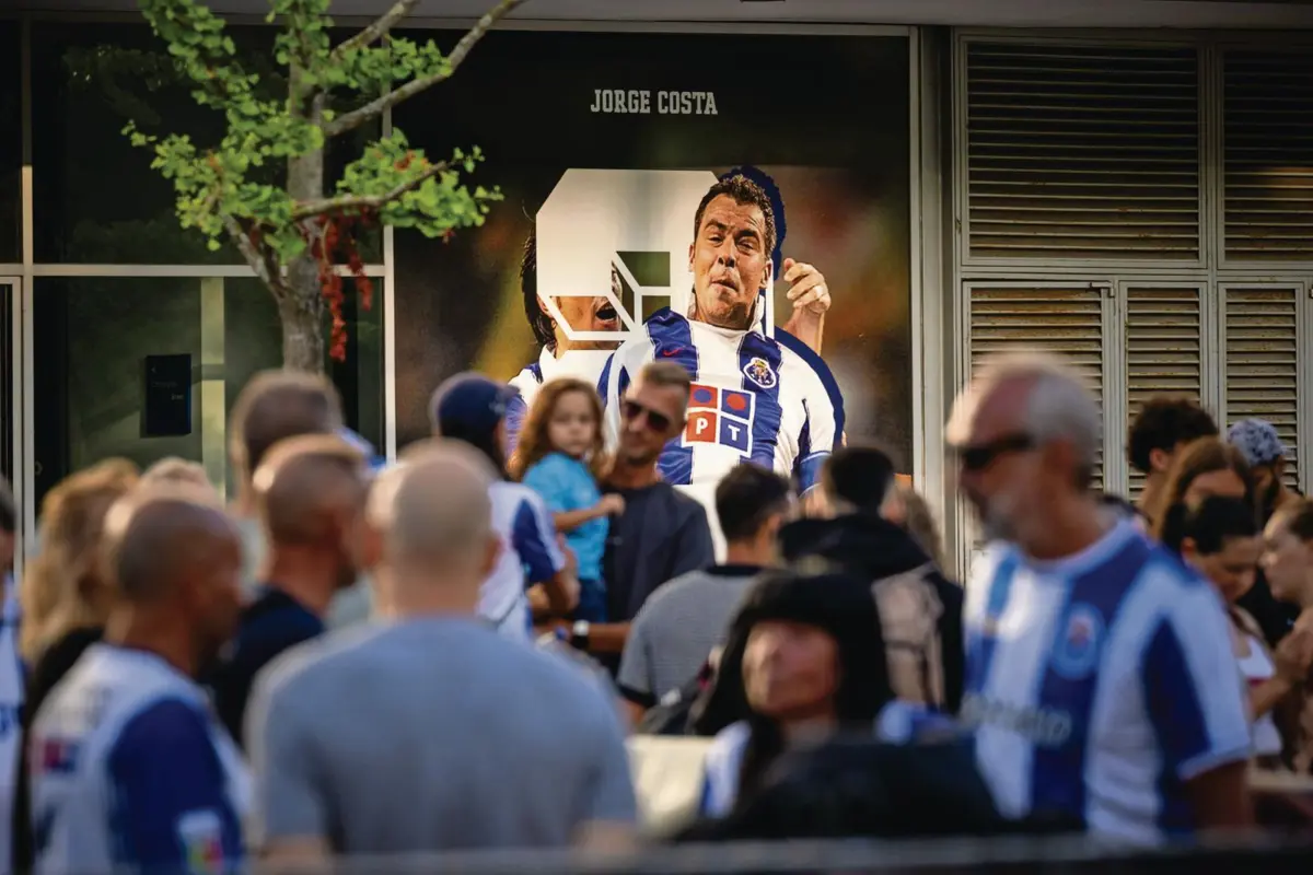 O F. C. Porto colocou fotos do ex-capitão junto à Porta 2