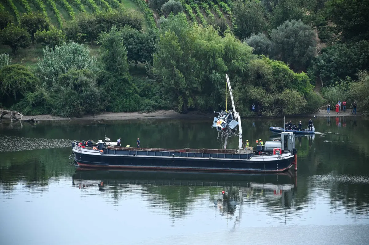 Os destroços do helicóptero ainda estão a ser retirados do rio Douro