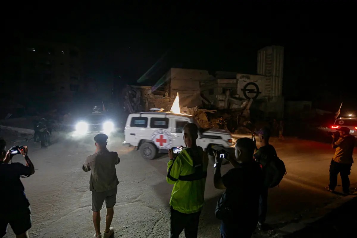 Carrinhas da Cruz Vermelha transportaram restos mortais dos dois últimos reféns acessíveis, de acordo com Hamas