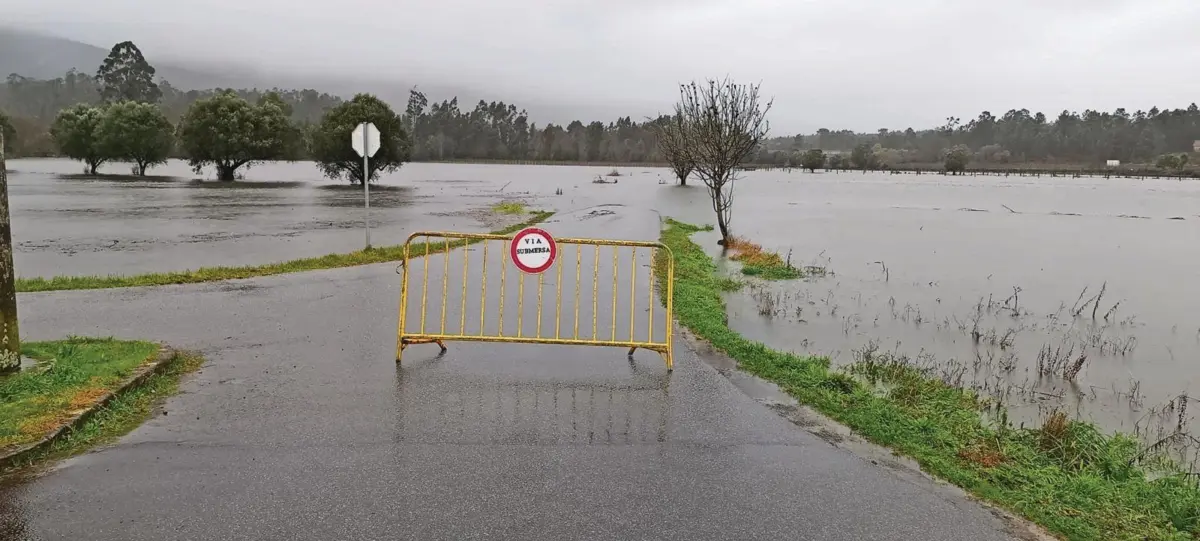 Subida das águas em Estorãos, Ponte de Lima, alagou campos e estradas