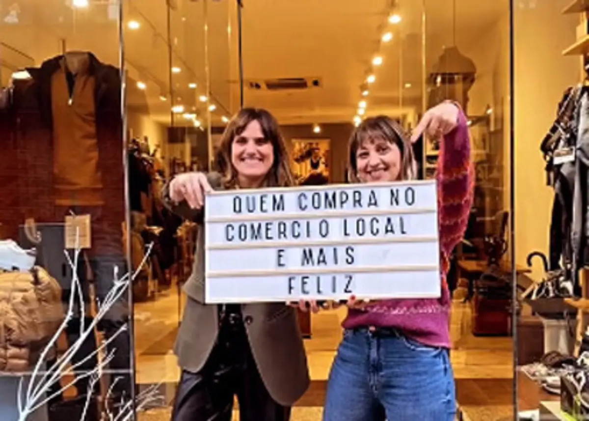 Joana Freitas (à direita) fez um vídeo caseiro com os comerciantes da rua de Costa Cabral que se tornou viral