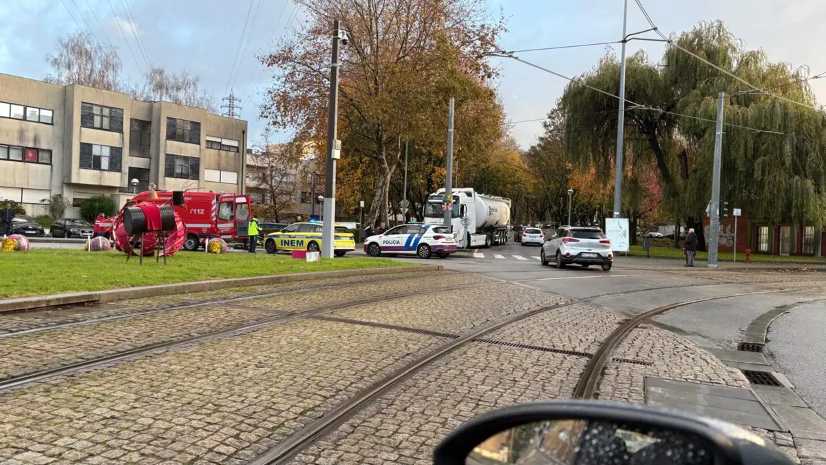 Vários meios de socorro no local