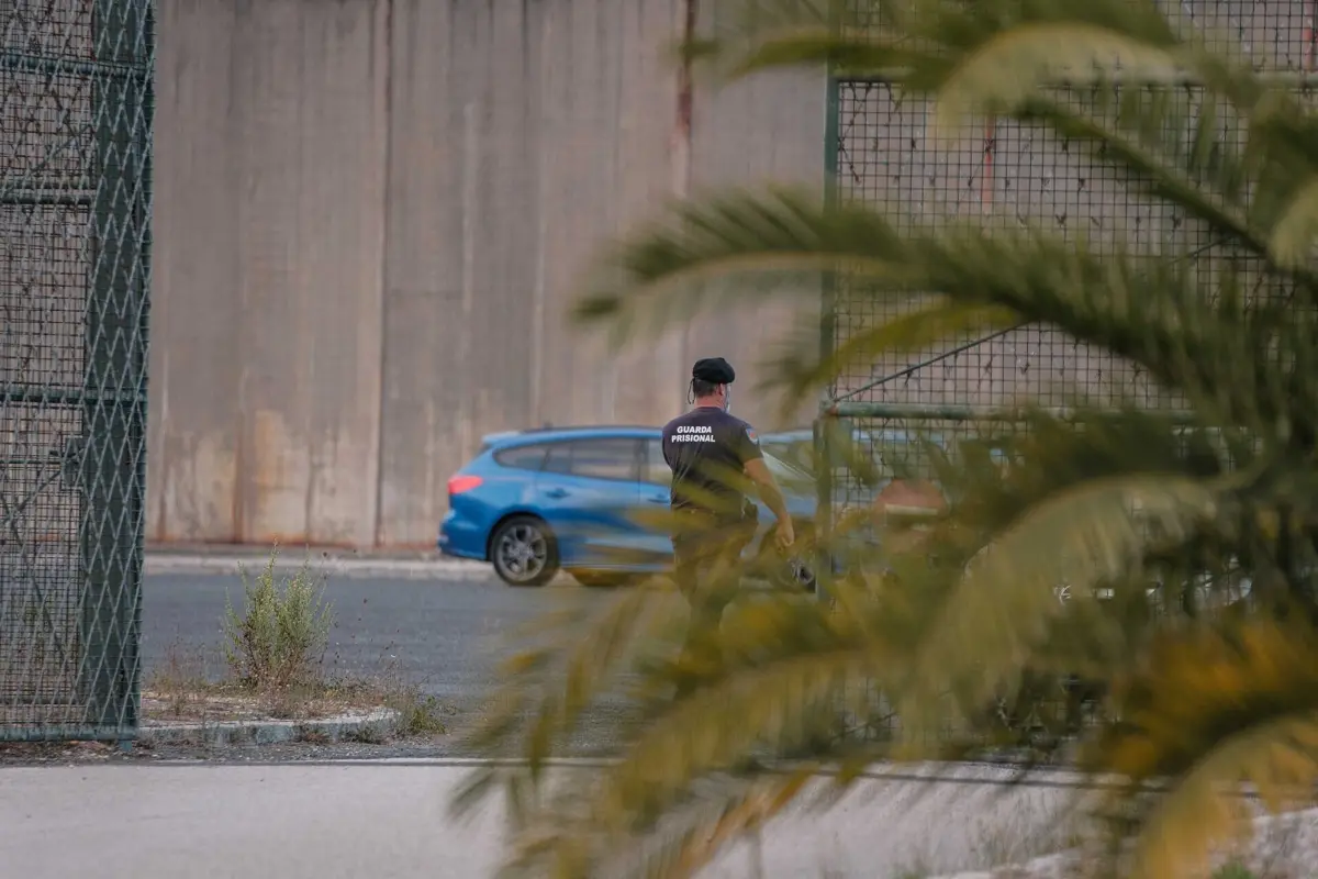 Cinco reclusos fugiram da cadeia de Vale de Judeus no sábado