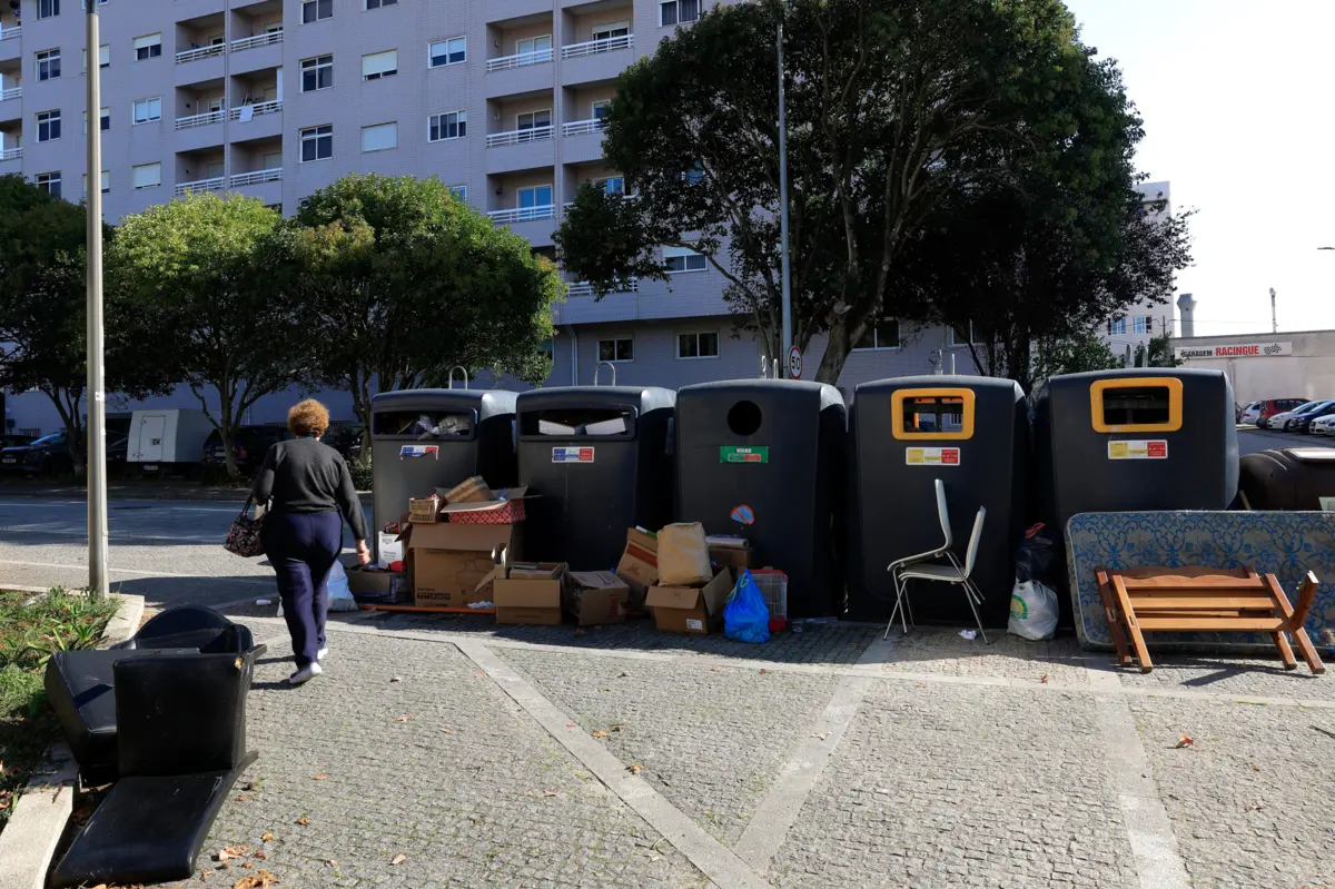 Em Gaia, moradores lamentam a acumulação de lixo
