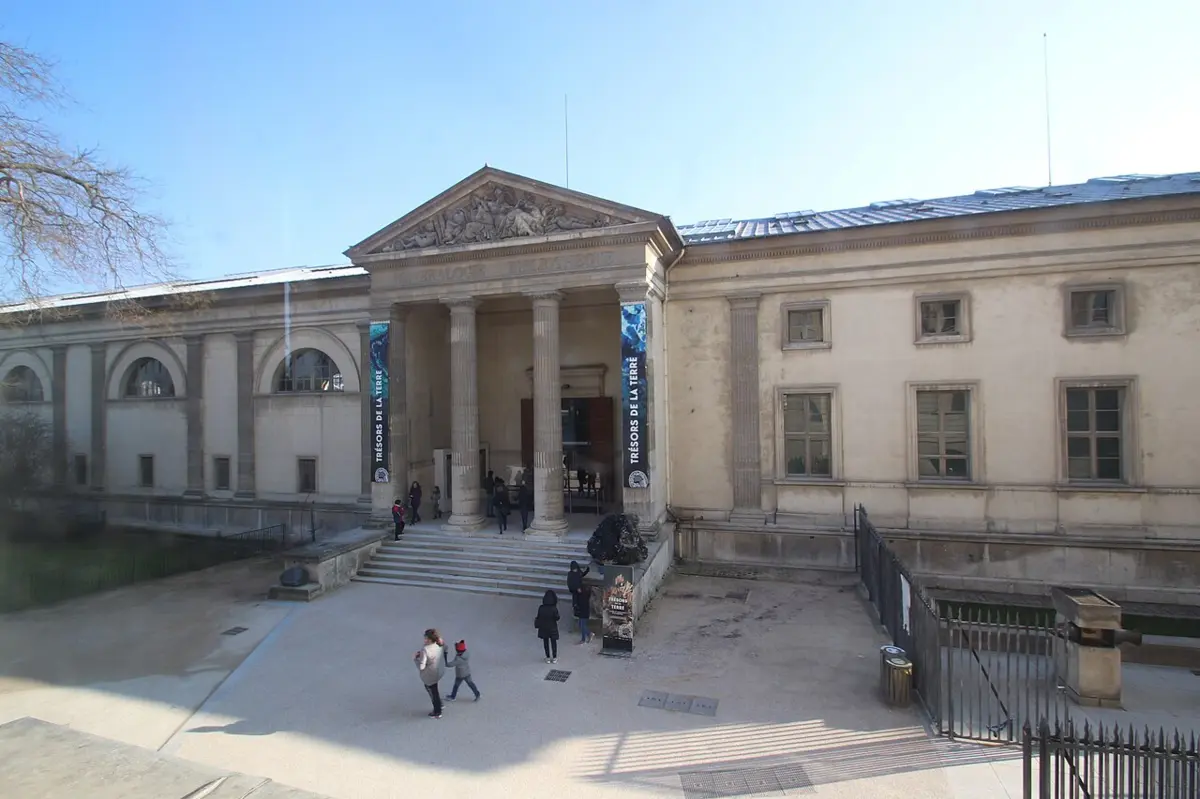 Imagem de contexto do artigo Ouro avaliado em 600 mil euros roubado em assalto a museu em Paris