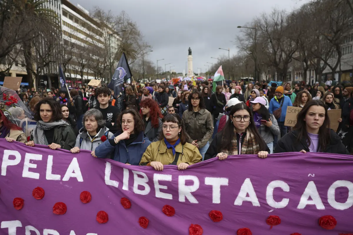 O mau tempo, com a previsão de chuva, não demoveu largas centenas de mulheres e homens que se concentraram na Praça dos Restauradores e caminharam em direção à Praça do Município