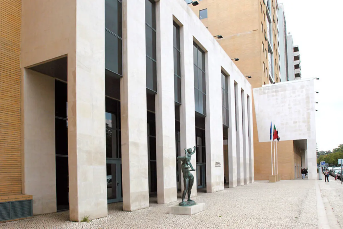 A evacuação do edifício decorreu sem incidentes, segundo a PSP