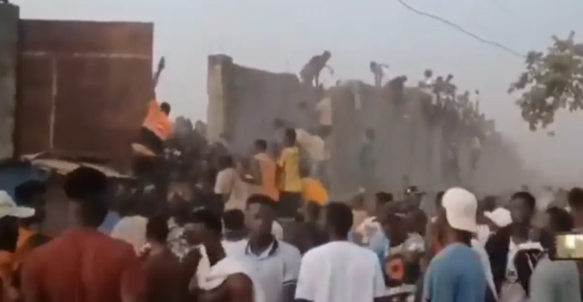 Adeptos contestaram uma decisão do árbitro e invadiram o campo