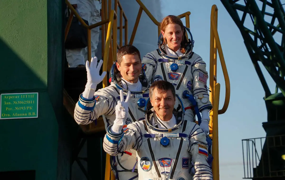 Os cosmonautas russos Oleg Kononenko e Nikolai Chub e a astronauta norte-americana Loral O'Hara